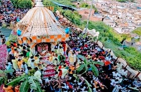 बरसाने में भीड़ के दबाव में गई दो श्रद्धालुओं की जान