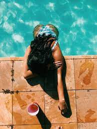 algumas ideias de fotos na piscina para você se inspirar e se divertir