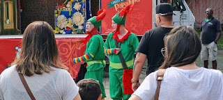 Teatro itinerante ‘Fábrica de Brinquedos do Papai Noel’ alegra a tarde do sábado na Feirinha do Alto