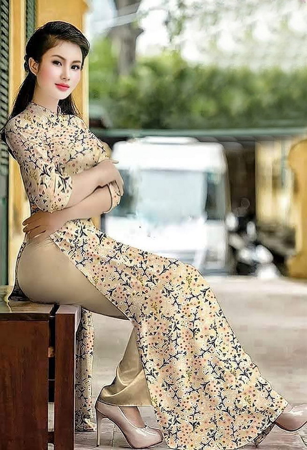 Thiếu nữ ngồi áo dài hoa