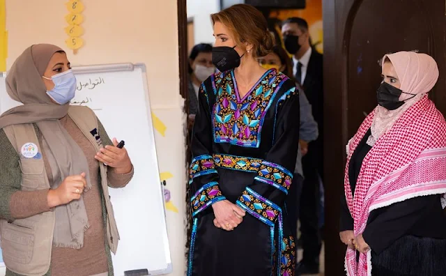 Jacobi Leather facet clutch shoulder. Queen Rania of Jordan wore an embroidered traditional palestinian dress