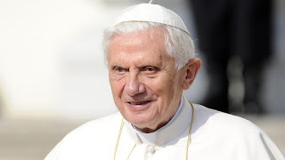 البابا السابق بنديكتوس يطلب العفو بعد فضيحة الاعتداء الجنسي على الأطفال.