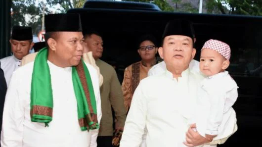 Saat Lebaran di Bandung Jenderal Dudung Gendong Cucu