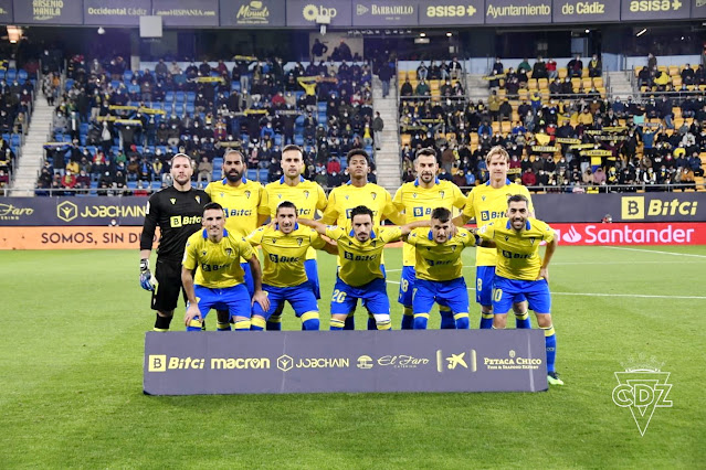 CÁDIZ C. F. Temporada 2021-22. Ledesma, Fali, Juan Cala, Anthony Lozano, Negredo, Álex Fernández. Fede San Emeterio, Pacha Espino, Iza Carcelén, Salvi, Alberto Perea. CÁDIZ C. F. 2 R. C. D. ESPANYOL DE BARCELONA 2 Martes 18/01/2022, 21:30 horas. Campeonato de Liga de 1ª División, jornada 21. Cádiz, estadio Nuevo Mirandilla: 10.755 espectadores. GOLES: 0-1: 10’, Manu Morlanes. 1-1: 54’, Álvaro Negredo. 2-1: 90+1’, Iván Alejo. 2-2: 90+6’, Raúl De Tomás.