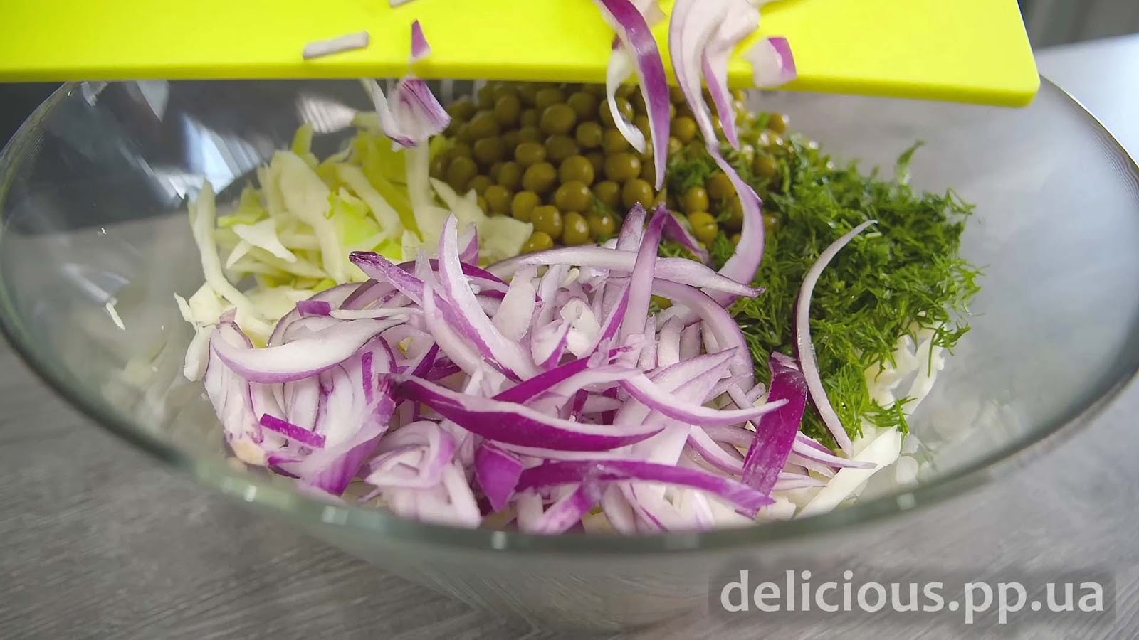 Фото приготовления рецепта: «Салат из капусты» - шаг №4