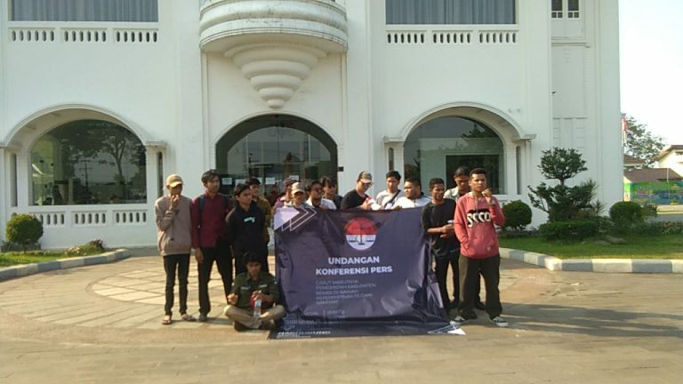 Puluhan Mahasiswa Orasi Depan Gedung Juang Kritisi Carut Marut Kepemimpinan PJ Dani Ramdan