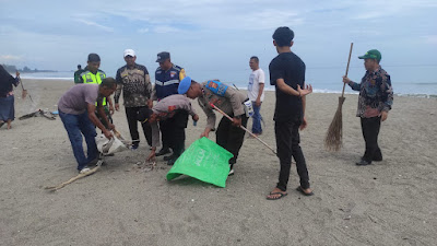 Personel Polsek Jangka Bersama Muspika Bersihkan Sampah di Lokasi Wisata