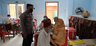 Kapolsek Somba Opu Gowa Pantau Kegiatan Vaksinasi Yang Digelar Di Kantor Camat