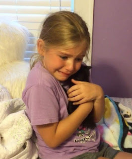 Adorable niña de 9 años conoce a su nuevo gatito y llora de la alegría