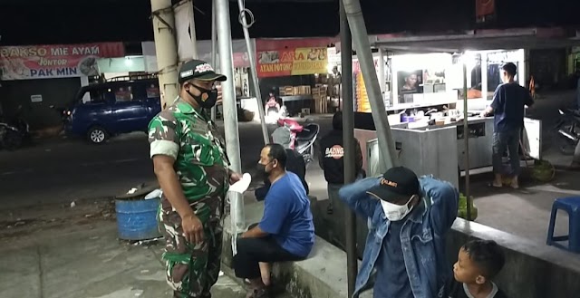 Sambangi Pasar Cuplik, anggota Koramil 01 Sukoharjo edukasi warga dan bagikan masker.