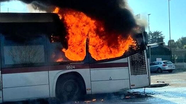 Roma TPL: a fuoco un bus a Ipogeo degli Ottavi