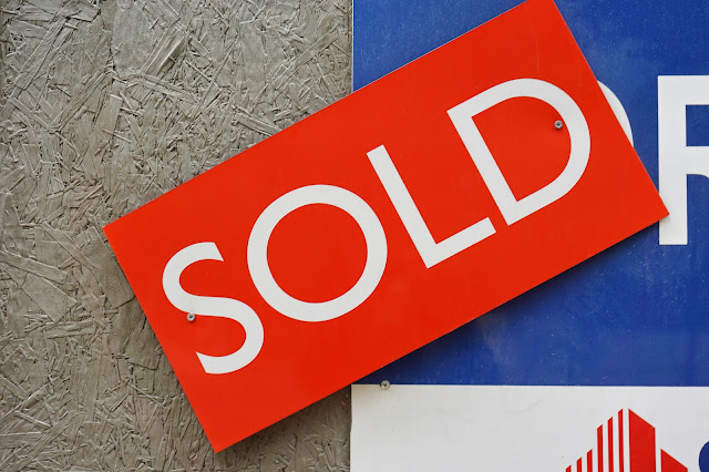 House sold sign: Photo by Robert Linder on Unsplash