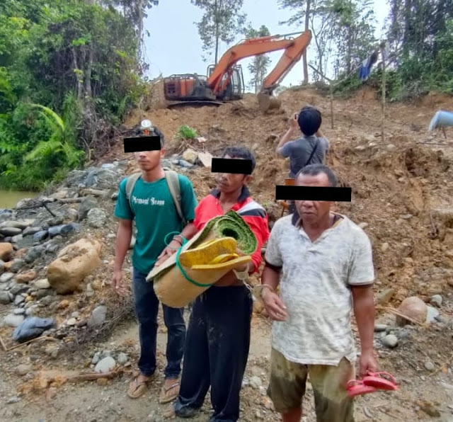 Tiga Pelaku penambang emas ilegal bersama satu unit alat berat yang diamankan polisi di Nagan Raya