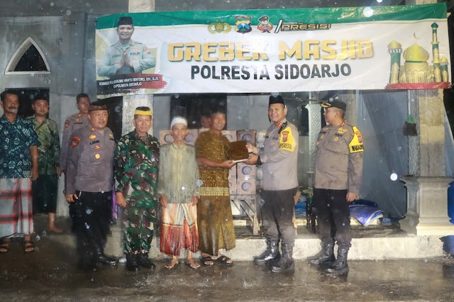 Meski Hujan, Kapolresta Sidoarjo Serahkan Langsung Bantuan ke Mushola Darussalam