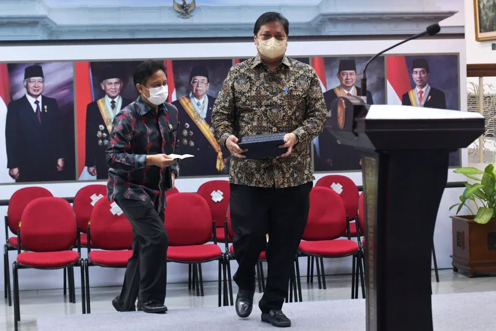 Coordinating Minister for Economic Affairs Airlangga Hartarto and Minister of Health Budi G. Sadikin giving a press statement after a limited meeting on the Evaluation of PPKM, Monday (22/11/2021), at the Presidential Office, Jakarta. (Photo: Public Relations Secretariat/Rahmat)