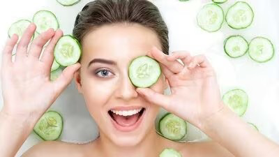 Cucumber Facepack: গরমকাল মানেই রোদে বেরোলে ট্যান অবধারিত। সঙ্গে ত্বকে লালচে ভাব, জ্বালা করা সহ নানা সমস্যা। আর এই সব সমস্যা থেকে দূর করতে বেছে নিন শসার ফেসপ্যাক।