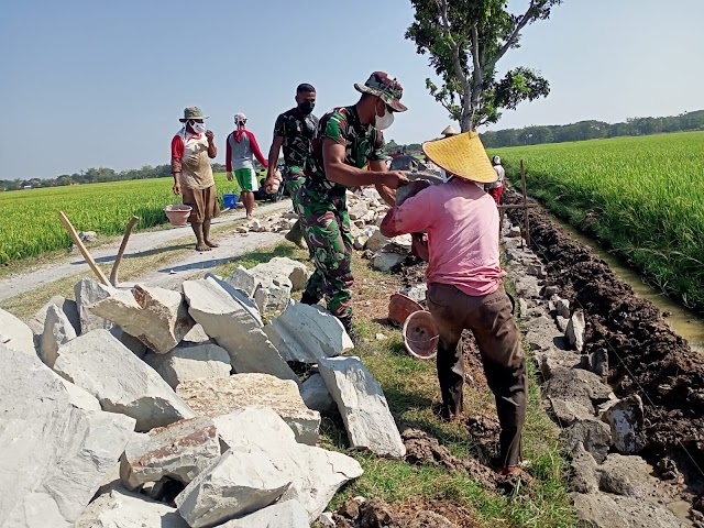 Tak peduli terik panas matahari, pekerjaan Pembuatan talud jalan Dk. Majasto - Dk. Boto terus dikebut