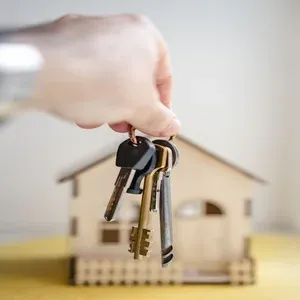Foto imagem com o desenho de uma casa e ao centro uma mão segurando um molho de chaves ilustrando texto sobre extrato de 2022 dos rendimentos recebidos pelo inss.