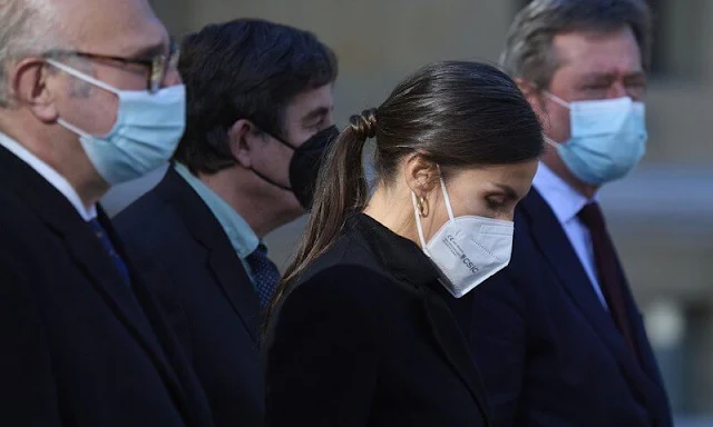 Queen Letizia wore a v-neck silk shirt by Sandro, and check wool skirt by Massimo Dutti. Mauska Rosario medium bag