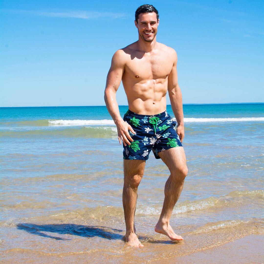 shirtless-sexy-body-man-smile-beach