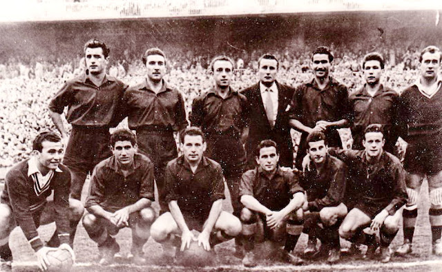 REAL VALLADOLID DEPORTIVO. Temporada 1953-54. Morro, Lolo, Losco, Luis Miró (entrenador), Paco Lesmes I,  Domingo y Saso. Benegas (portero suplente), Matito, Ortega, Lasala, Ducasse y Valdés. REAL MADRID C. F. 1 REAL VALLADOLID DEPORTIVO 2. Domingo 29/11/1953. Campeonato de Liga de 1ª División, jornada 11. Madrid, España, estadio de Chamartín. GOLES: 0-1: 44’, Morro. 0-2: 45’, Domingo. 1-2: 53’, Di Stéfano.