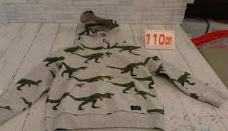 中古品　子供服　１１０ｃｍ　グレー　恐竜プリント　フード付きプルオーバー　２２０円
