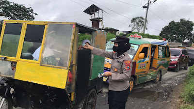 Pembagian Masker Kepada Warga, Polres Tanah Karo, Giat Melaksanakan Demi memutus rantai Covid-19.