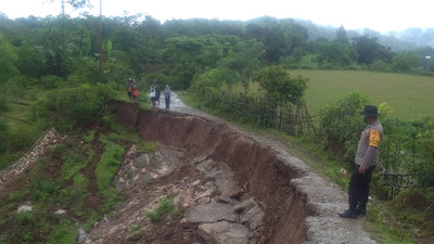 Hujan Deras, Akses Jalan Penghubung Dua Dusun di Tellu Limpoe Longsor