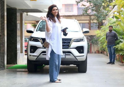 Karishma Tanna spotted photos