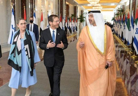 ابوظہبی: اسرائیلی صدر اسحاق ہرزوگ اہلیہ کے ہمراہ متحدہ عرب امارات پہنچ گئے جہاں ان کا استقبال وزیر خارجہ شیخ عبداللہ بن زائد النہیان نے کیا۔