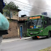 VEJA MOMENTO EM QUE MOTOCICLISTA É ARRASTADO POR ÔNIBUS E TEM PERNA AMPUTADA