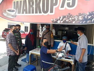 Sambangi Warkop dan Warteg, Bhabinkamtibmas Mampu Bersama Babinsa lakukan Patroli PPKM