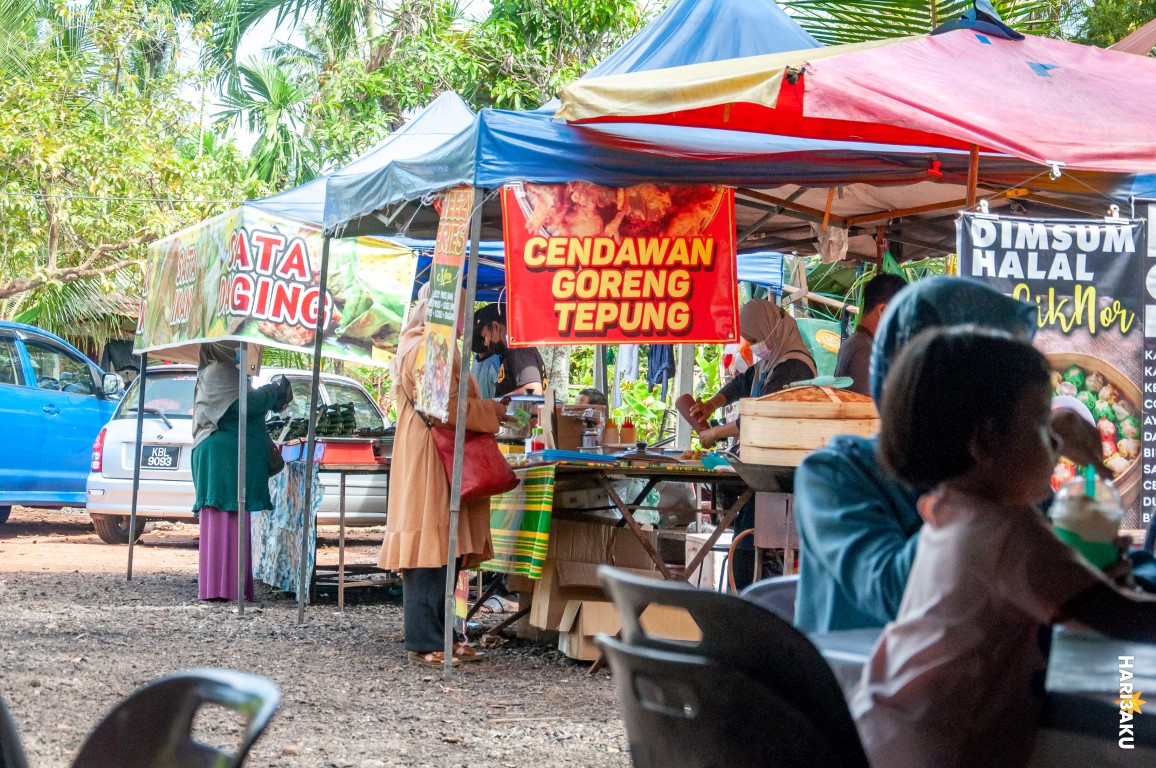 Deretan gerai bersebelahan kambing buluh addarowish 99