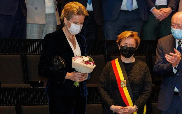 Queen Mathilde wore a single-breasted jewel button detail blue velvet jacket from Giorgio Armani. Lulu Guinness clutch