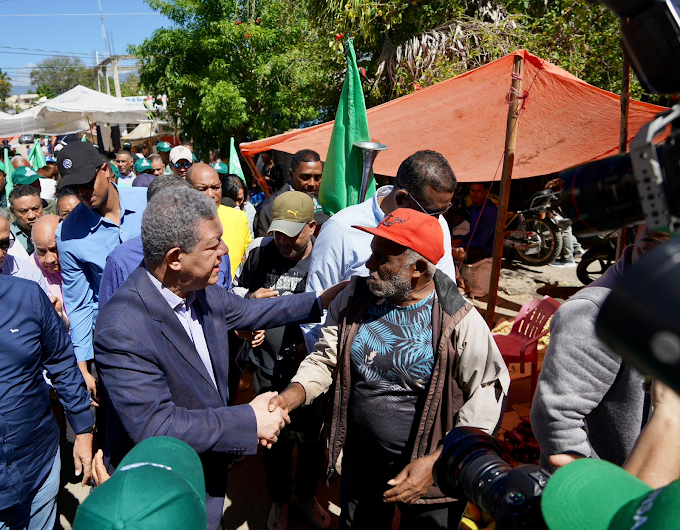 Leonel visita mercado de San Juan para conocer situación de comerciantes