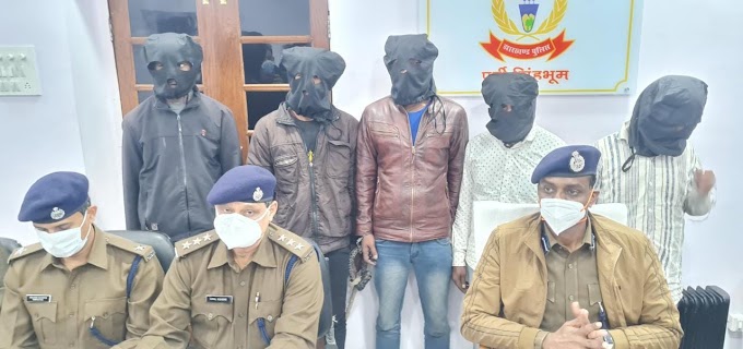 जमशेदपुर के सोनारी बम कांड का पुलिस ने किया उद्भेदन , उलीडीह में अपराधी शैंकी यादव की हत्या का बदला लेने के लिए किया गया था हमला , पांच गिरफ्तार , देसी कट्टा दो कारतूस और विस्फोटक के अलावा घटना में प्रयुक्त बाइक बरामद।