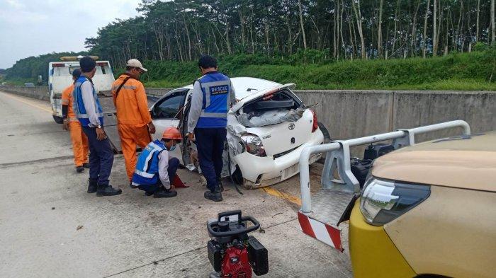 Diduga Sopir Mengantuk, Toyota Yaris Tabrak Pembatas Jalan di Tol Semarang-Batang, 2 Tewas 3 Luka-luka