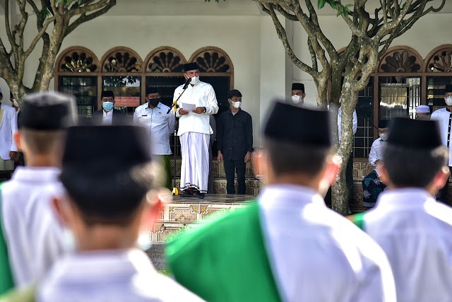 Pertama Kali Pakai Sarung Jadi Inspektur Upacara, Ini Kata Edy Rahmayadi