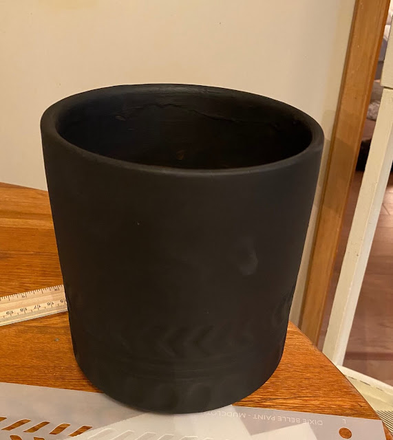 Photo of a flower pot painted in black chalk paint.