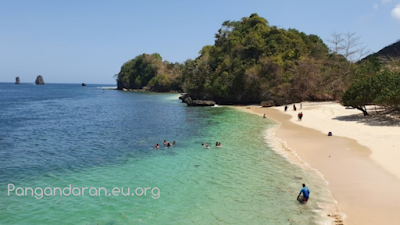 Pantai Pasir Putih Tiga Warna