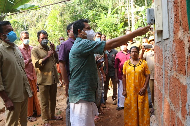 കെ എസ് ഇ ബി ജീവനക്കാർ വീട് സൗജന്യമായി  വൈദ്യുതീകരിച്ചു