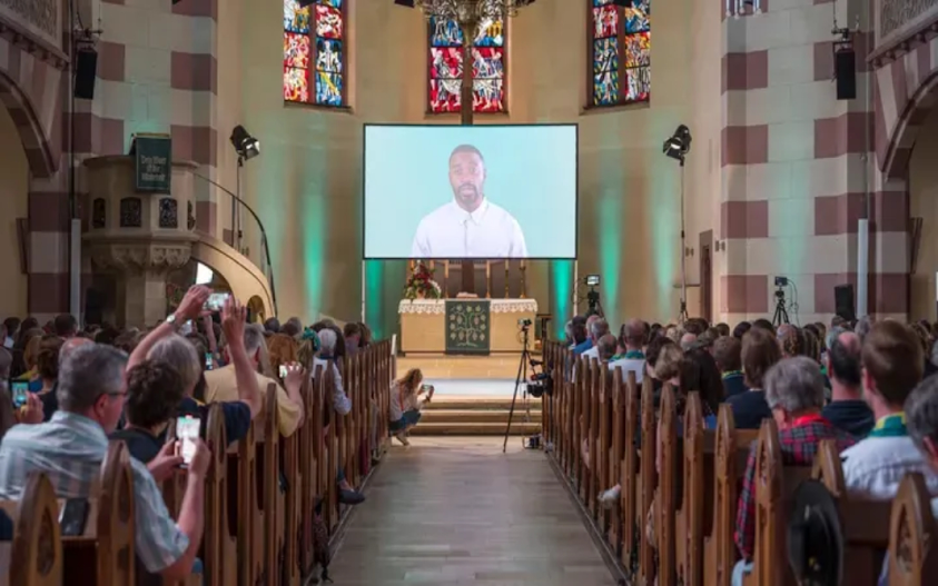 Igreja faz culto com pregação de inteligência artificial: "Não havia alma"