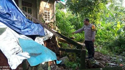 Polsek Cibinong Cek Lokasi Terkait Adanya Bencana Alam Longsor, Akibat Curah Hujan Tinggi