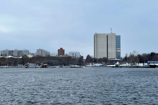 Химкинское водохранилище, вид на Тушино, Главный вычислительный центр Банка России
