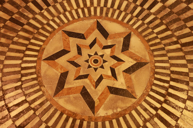 Imagen de la decoración interior de la solería de la Capilla del Salvador de Úbeda.