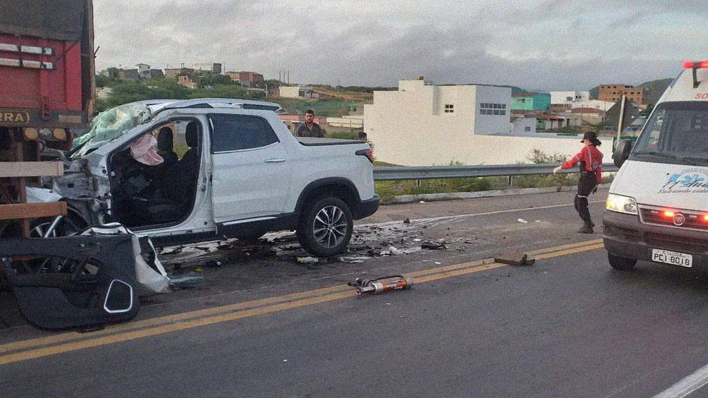 Motorista fica ferido após bater na traseira de carreta na BR-232, em Arcoverde