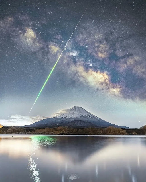 Fuji Dağı, Honshu adasında bulunan, 3.766 m yüksekliğiyle Japonya’daki en yüksek dağdır. Asya adalarında bulunan ikinci en yüksek yanardağdır, ve dünya üzerindeki en yüksek yedinci ada doruğunu oluşturur. Fuji Dağı aktif bir startovolkan olmakla beraber, en son 1707-1708 yılları arasında patladı.