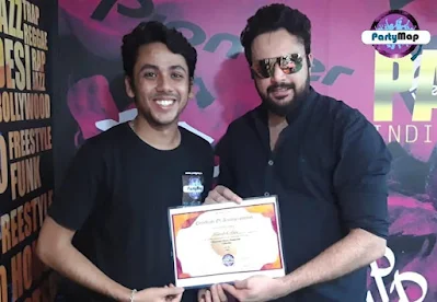 DJ Roop receiving his certificate from DJ Akhil Talreja at PartyMap DJ Academy Kolkata