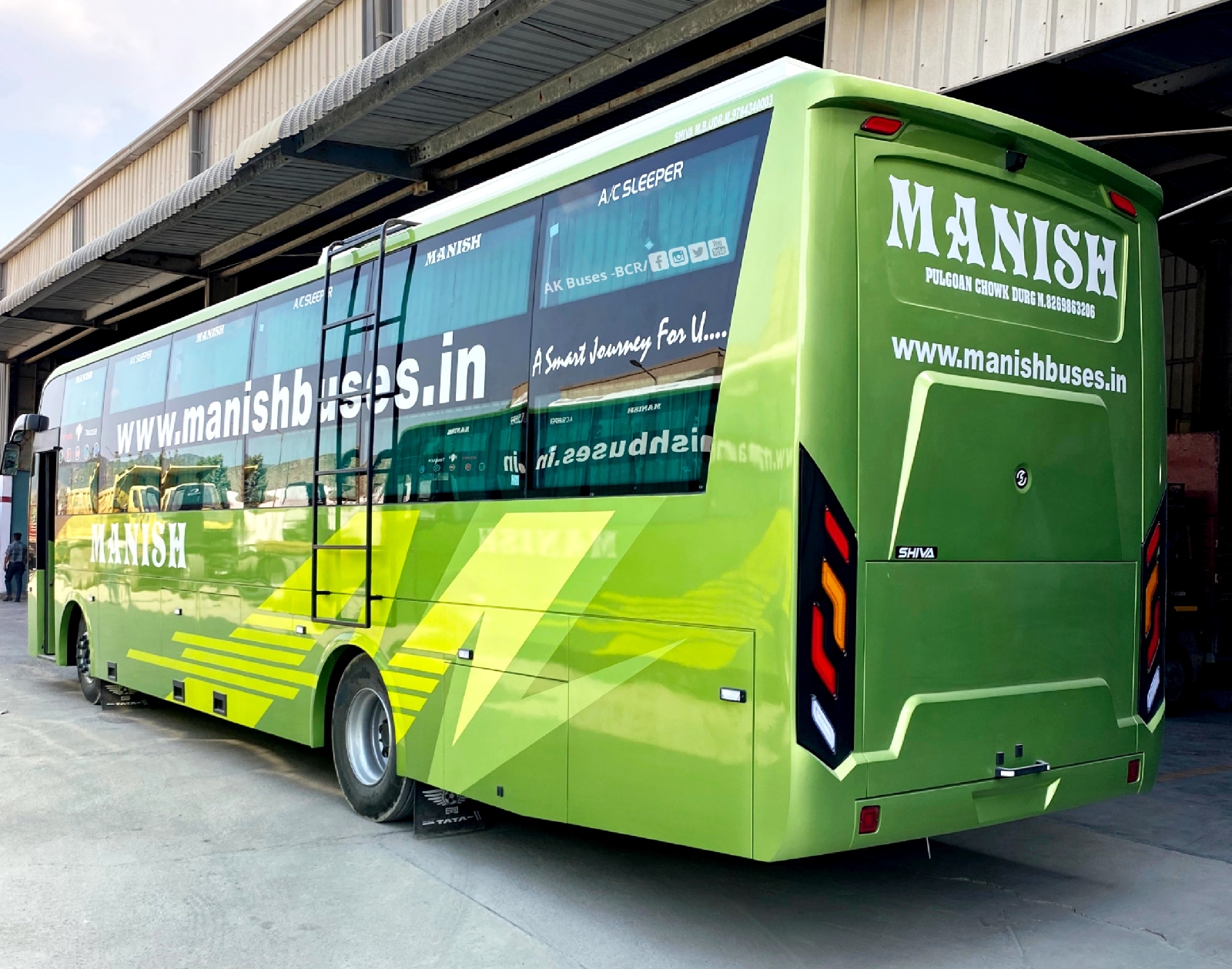 manish travels bus image