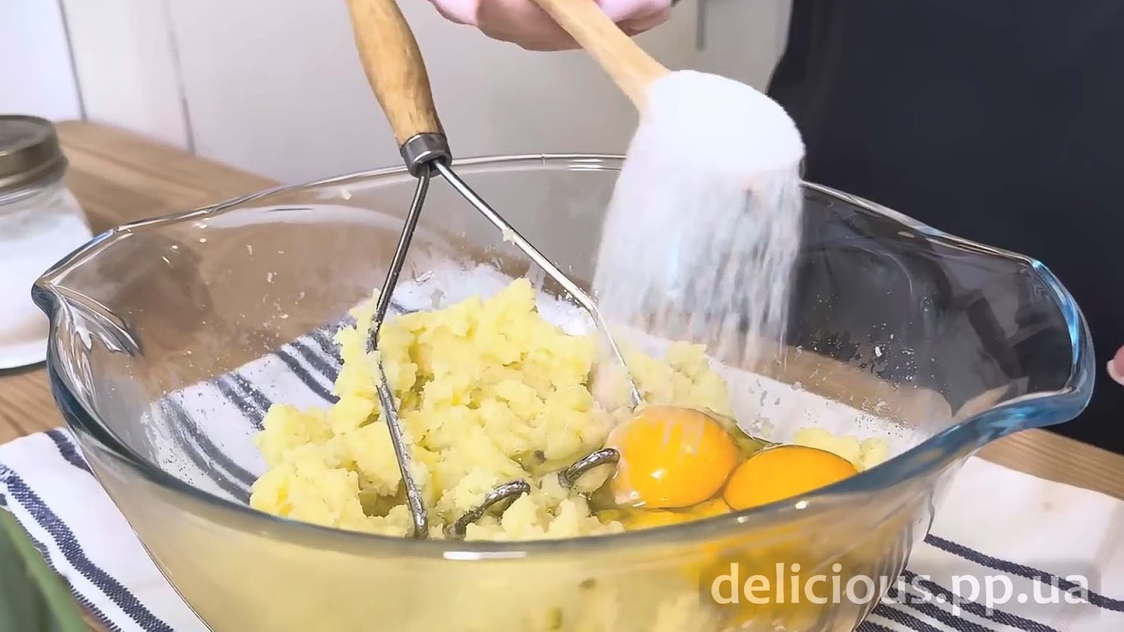 Фото приготовления рецепта: «Картофельные оладьи на завтрак - вкусный и быстрый рецепт» - шаг №2